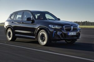 BMW iX3 uudistuu