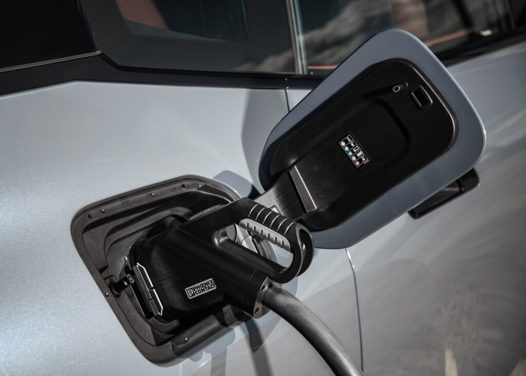 BMW tuo markkinoille joustavan Plug & Charge -lataustoiminnon ensi vuonna